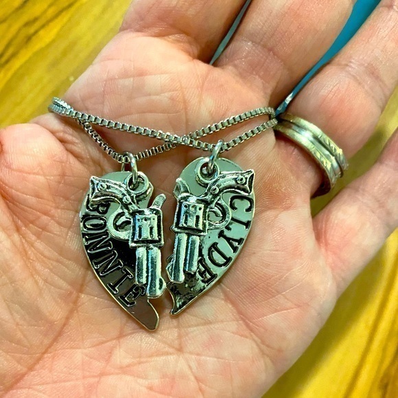 NWT Bonnie and Clyde silver pair of broken heart 💔 necklaces with pistols - Picture 6 of 8
